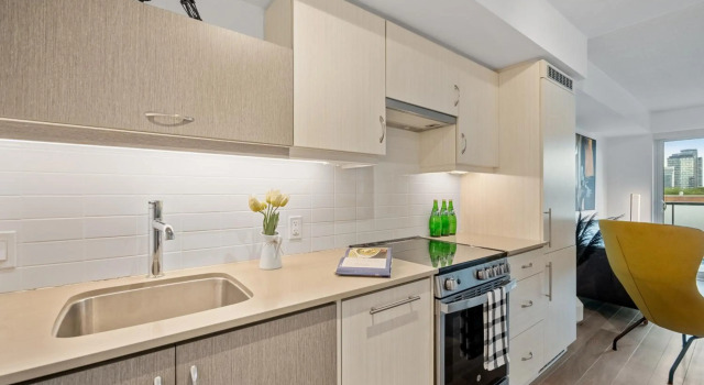 Sleek 1BR + office Condo - CN Tower/Skyline view, Varaa Hotelli Toronto 