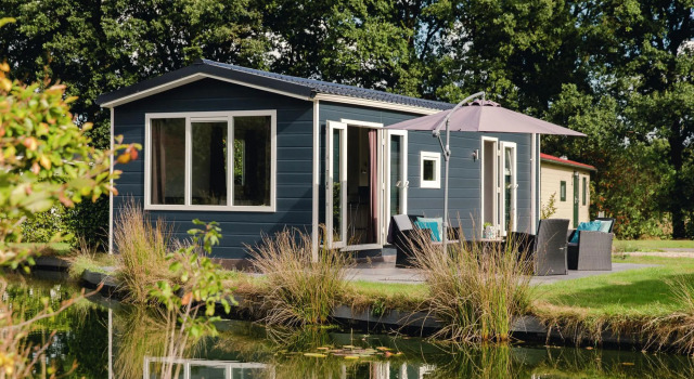 Beautiful Chalet Located on a Pond, Réserver Chalet Cottages à Twente, Cottage