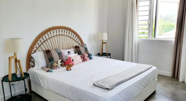 Luxury beachfront villa with private pool and cozy Pavillon with private jacuzzi on rooftop terrace, Boek Villa Hotels in Mauritius North Coast met parkeren, Parkeren