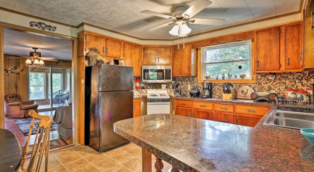 Коттедж Beach Lake Cabin on Delaware River w/ Sunroom!