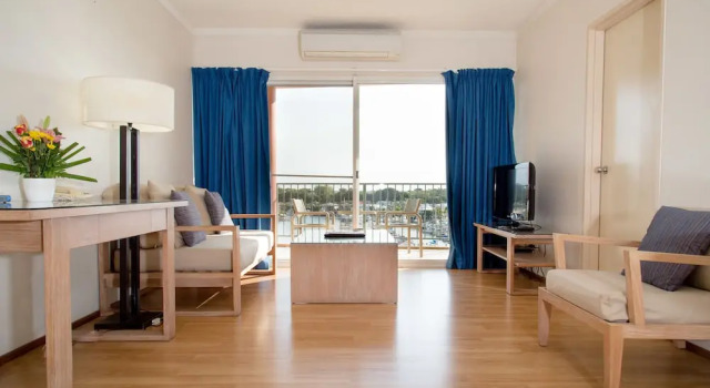 Апартаменты Standard c 1 комнатой с балконом и с видом на воду Cullen Bay Resort