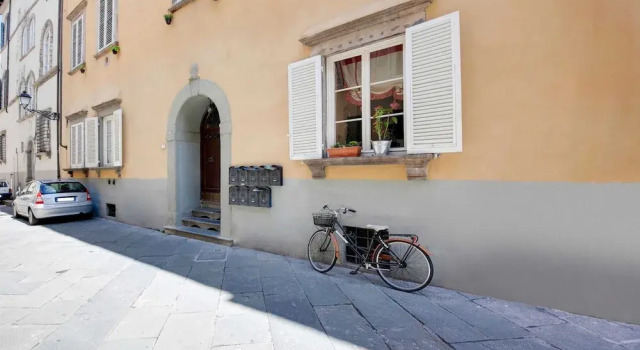 Mansion in Lucca Near Via Fillungo, Забронировать Дом для отпуска Отели Лукки с парковкой, рядом с Кафедральный собор Лукки, Парковка