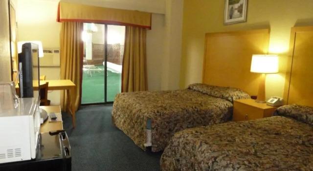 Четырёхместный номер Standard Katahdin Inn & Suites