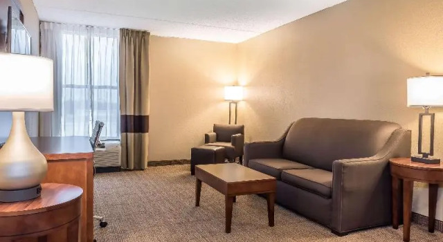 Люкс Comfort Inn & Suites Piqua-Near Troy-I75