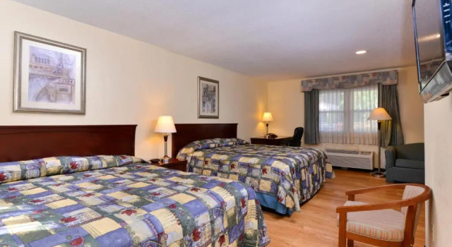Четырёхместный люкс Tower Inn and Suites of Guilford / Madison