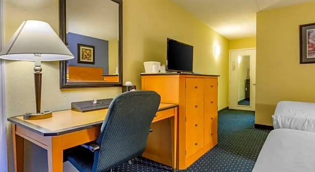 Четырёхместный номер Standard с видом на бассейн AIRE Hotel Hershey Lebanon