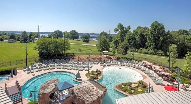 Четырёхместный номер Standard Renaissance Shoals Resort & Spa