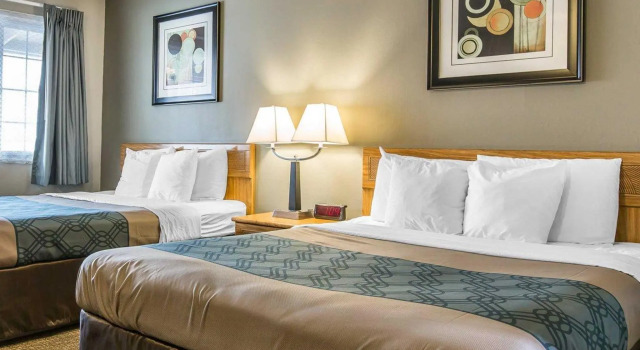 Четырёхместный номер Standard Econo Lodge Inn & Suites Yreka