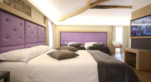 Четырёхместный номер Standard с панорамным видом Hotel Corona