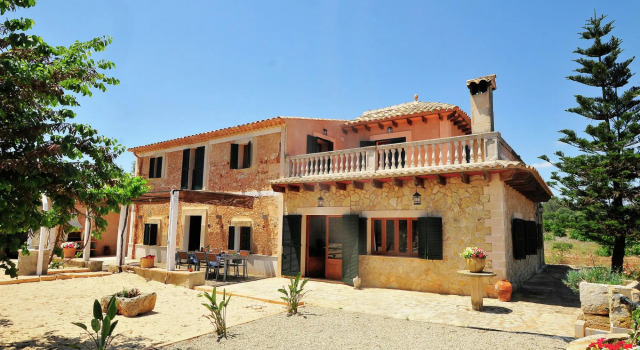 Large rustic country house for 12 people with garden and pool