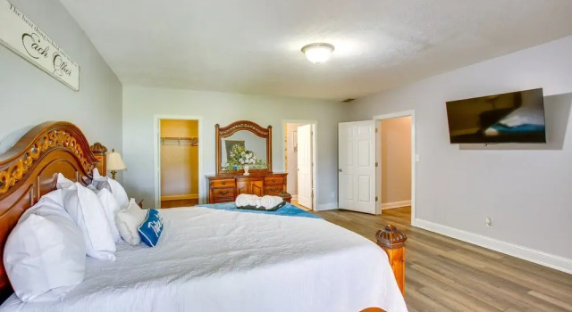 Charming Cadillac Retreat w/ Private Hot Tub!, Đặt Khách sạn Cadillac Michigan