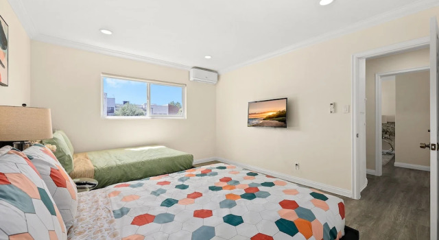 Sunny & Cheerful Near I-10 ~ Queen Beds ~ Parking