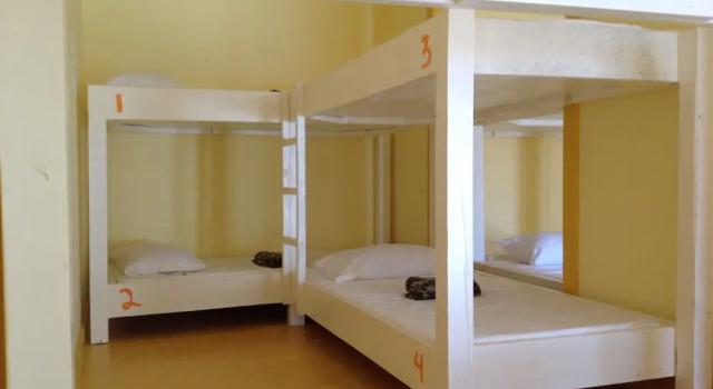 Кровать в общем номере SailFish Resort