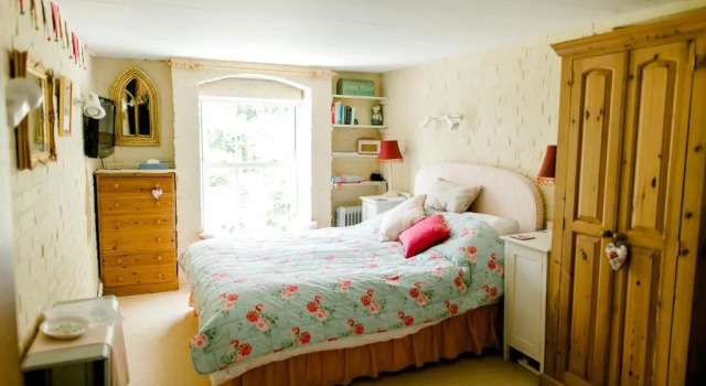 Cosy Cottage ground floor bedroom ensuite with private entrance, Забронировать Дом для отпуска Виллы Исторического графства Суссекса, Вилла