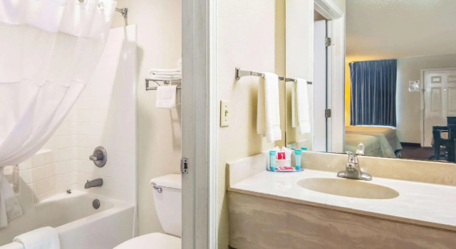 Четырёхместный номер Standard Econo Lodge Inn & Suites Sweetwater I-20