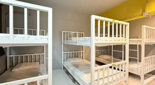 Кровать в общем номере Sukhum Huai Khwang Hotel
