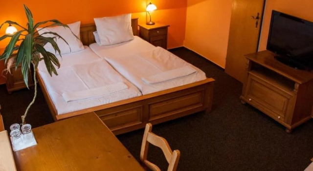 Hotel a Restaurace U Hrnčíře, Rezerwuj Hotel Hotele w Central Bohemia z parkingiem, Parking