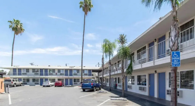 Econo Lodge Bakersfield, Забронировать Отель Отели Бейкерсфилд с завтраком, рядом с Mercy Hospital Downtown - Bakersfield, Завтраки