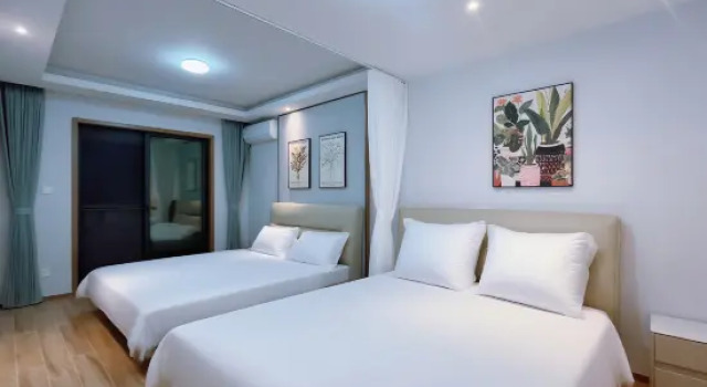 Люкс с 2 комнатами с балконом SKY Jumbo Seaview Homestay (Beihai Yintan Tourism Resort)