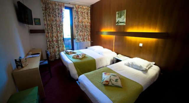 Трёхместный номер Standard с балконом Le Grand Hôtel de Besse