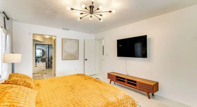 Group Getaway: Luxe Lakeside Gem in Port Charlotte