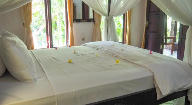 Кровать в общем номере Scuba Tribe Bali dive-resort