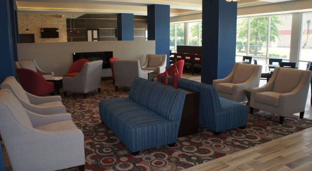 La Quinta Inn and Suites by Wyndham Bloomington, Забронировать Отель Блумингтон Индиана