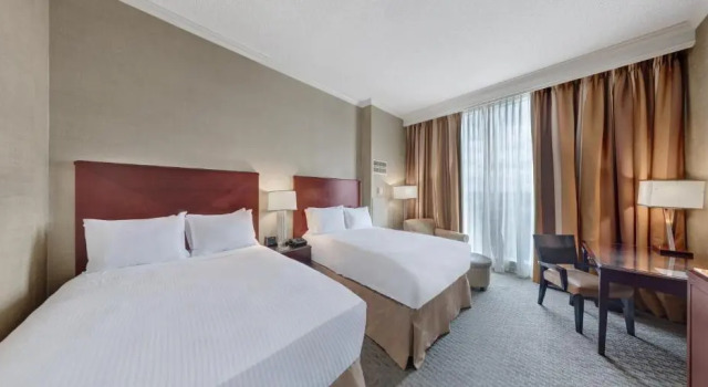Четырёхместный номер Standard Renaissance Dallas North Hotel