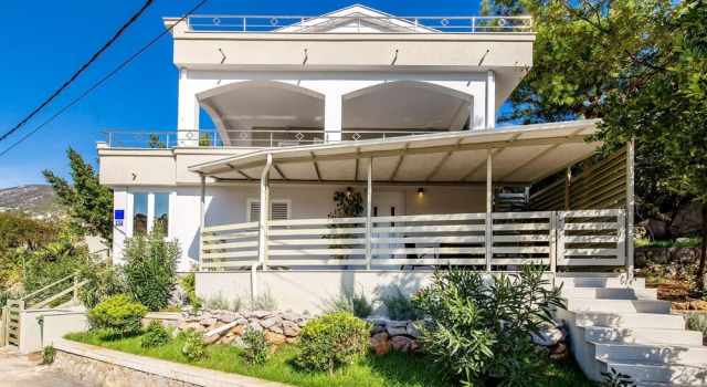 Amazing Home in Cesarica with Outdoor Swimming Pool, Hot Tub & 5 Bedrooms, Prenota Hotel Cesarica 