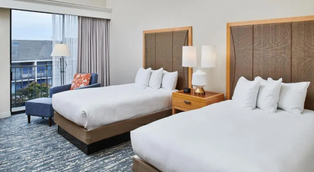 Четырёхместный номер Standard с балконом DoubleTree by Hilton Hotel Berkeley Marina