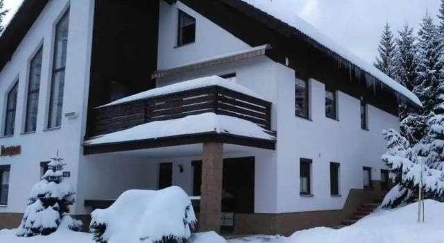 Вилла Spacious Villa With Lush Garden