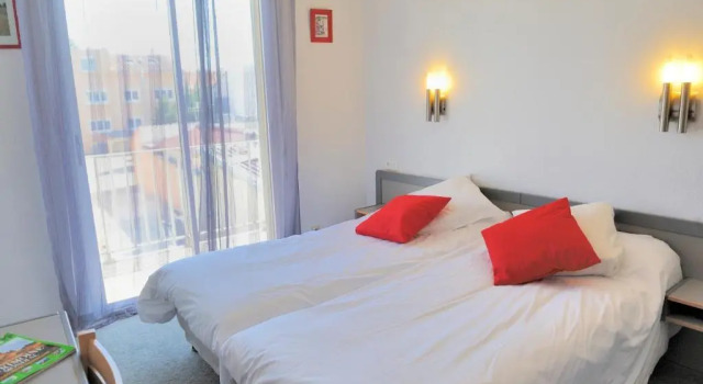 Komfortowy dwuosobowy pokój i balkonem Hôtel Les Mimosas