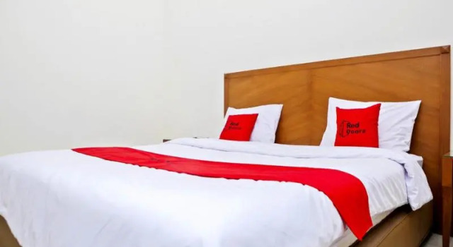 Deluxe Doppel Zimmer Residences by RedDoorz near Rumah Mode