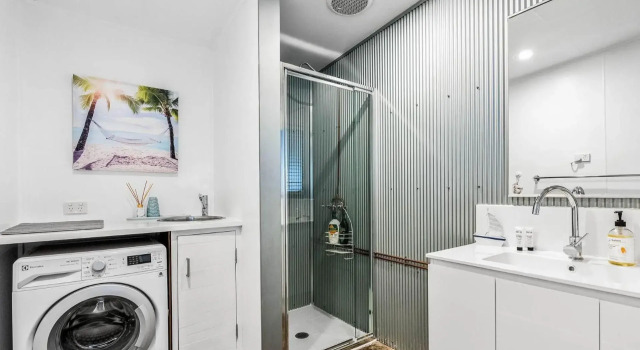Sunset Beach Shack on Surf, Book Hotel Inverloch 