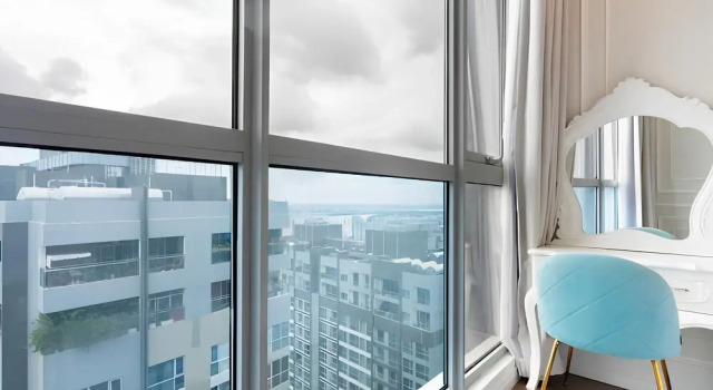 Семейные апартаменты с 4 комнатами с балконом и с видом на город The Suite Landmark Riverside Apartment