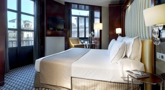 Люкс с красивым видом из окна Eurostars Gran Via
