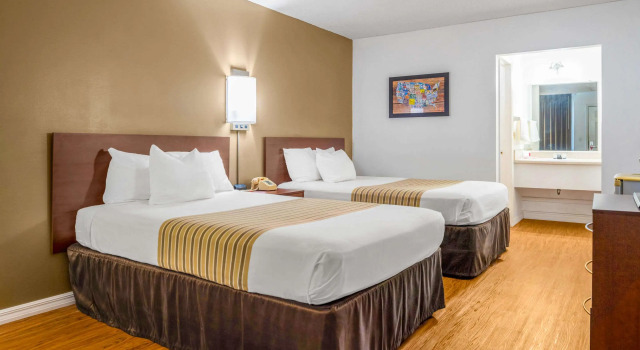 Четырёхместный номер Standard Econo Lodge Crystal River