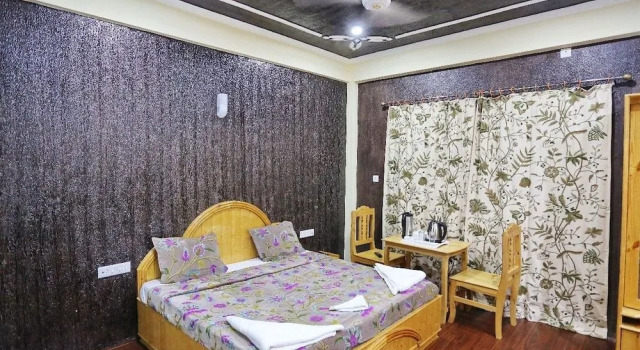 Hotel Shefaf, Забронировать Отель Отели Jammu & Kashmir Ski по системе «всё включено», Всё включено