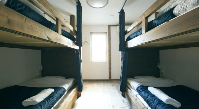 Кровать в общем номере Otaru Tap Room & Hostel