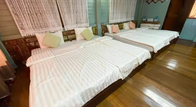 Кровать в общем номере Baanchansamut Homestay