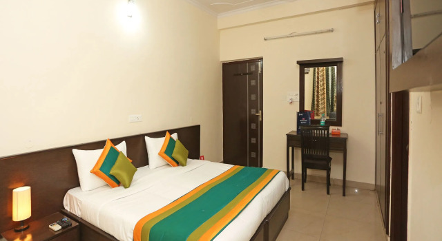 OYO 15929 Comfort Residency, Забронировать Отель Нойда штат Уттар-Прадеш