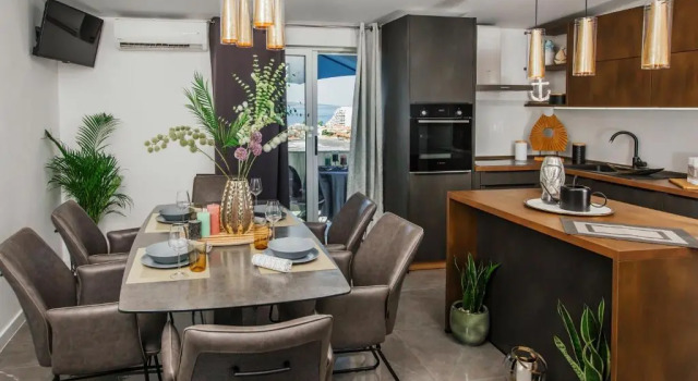 Апартаменты с 3 комнатами с балконом и с видом на море Apartments Nora