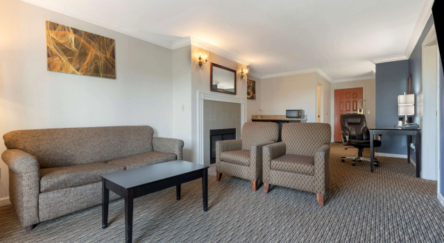 Двухместный люкс с 2 комнатами Best Western Colonial Inn