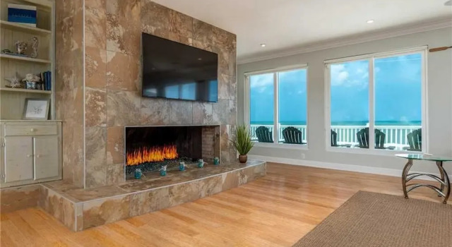 Beachfront Sapphire - Six Bedroom Home, Rezerwuj Hotel Hotele w Saint Augustine Area z parkingiem, Parking