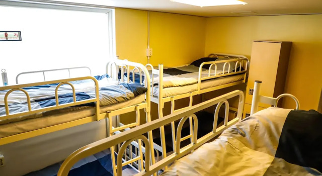 Кровать в общем номере (мужской номер) Busan Sukbak Dot Com Guesthouse