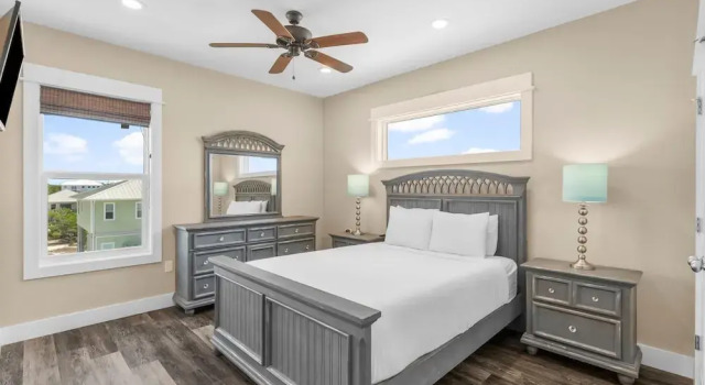 Pet Friendly Beach House - Beach Hop