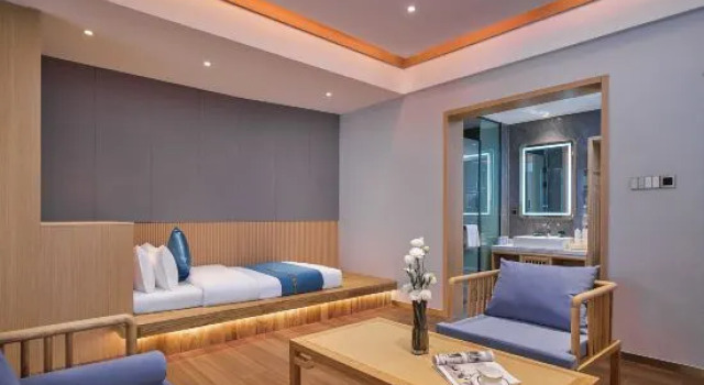 Семейный люкс с видом на бассейн Lanting Elegant Restaurant Hotel (Zhangjiajie National Forest Park Sign Store)