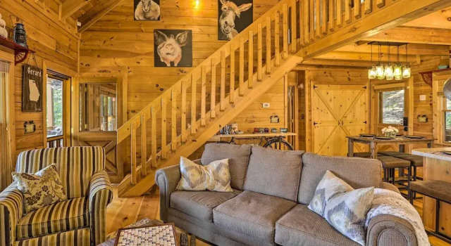 Lovely Log Cabin + Bunkhouse w/ Views & Yard!, Reserva ahora Hotel Cherry Log Georgia