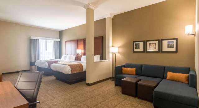 Четырёхместный люкс Comfort Suites Meridian and I-40