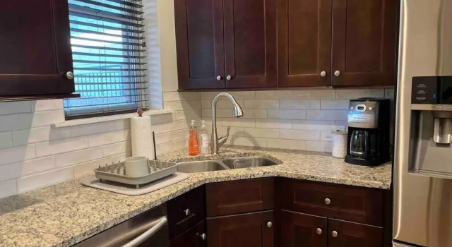 Апартаменты Trendy West Town Flat - 2 bed / 1.5 bath w parking